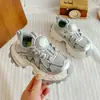 Zapatillas para niñas versión coreana 2026 modelo nuevo primavera y otoño para estudiantes de primaria, zapatos de papá con hebilla giratoria, zapatos casuales transpirables de doble malla
