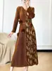 Directamente del fabricante: 26 Atuendos Vintage Elegantes Que Te Hacen Ver Más Joven, Delgado y Esconden tu Vientre, con un Toque de Lujo y Vestido Plisado con Lámina Dorada