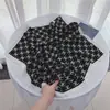 Nuevo pañuelo cuadrado de seda de 70 cm para mujer, moda primavera/verano, versátil, tacto de alta gama, pañuelo fino protector solar para todas las estaciones