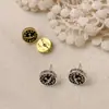 Pendientes Minimalistas Únicos y Sofisticados con un Diseño Sencillo y Versátil que Presentan Letras de Saturno y Formas Redondas