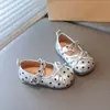 Zapatos de cuero elegantes para niñas 2026 primavera y otoño nueva versión coreana zapatos de princesa con lazo para niña pequeña suela blanda zapatos sencillos de un solo color