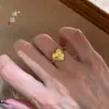 O Mesmo Estilo do Anel de Coração Estrela de Oito Pontas Escovado Cor de Ouro de Areia com Cravação de Diamantes da Loja Puzuo Gold, Anel de Dedo Indicador de Alta Qualidade, Requintado e Luxuoso