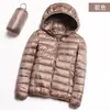 Precio al por mayor 2023 Invierno nuevo chaqueta de plumón ligera para mujer abrigo corto con capucha ultraligero ultrafino ligero moda tendencia