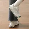 Novos sapatos de caminhada femininos de malha respirável para primavera e outono de 2026 com sola grossa para altura e conforto adicionais