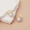 En stock europeo y americano Pendientes de Perla Sencillos de Cesta de Flores para Mujer Estilo Chanel Hebilla Elegante para Oreja Nicho Combinan con Todo Pendientes de Alta Gama