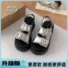 Sandálias de plataforma com uma tira para aumentar a altura para mulheres baixinhas, novo verão 2026, respiráveis, para uso externo, versáteis, casuais, calçados femininos Birkenstock