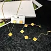 Pulsera de Trébol de Cuatro Hojas para Mujer Corea del Sur Temperamento Pulsera de Alta Gama Personalidad Sencilla Flor Antigua Celebridad de Internet Accesorios Versátiles Tendencia