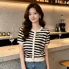 Cardigan Tricô Verão Listrado Gola Redonda Bordado Manga Curta Nova Moda Peça de Sobrepor Senso de Design Versátil Emagrecedor Top