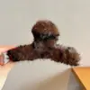 Presilha de cabelo de pelúcia em formato de peixe para outono e inverno para mulheres, luxo leve e toque de alta qualidade, tamanho grande para cabelos grossos, acessório de cabelo versátil tipo pinça de tubarão