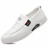 Sapatos Masculinos Outono 2025 Respiráveis Sola Macia Sapatos Casuais Sapatos de Couro Casuais Versáteis Masculinos Sapatos de Couro Pequenos Modernos de Couro Macio