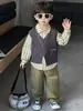 Conjunto de tres piezas de chaleco y camisa para niño de primavera y otoño, atuendo moderno y genial estilo coreano para niños, ropa infantil al por mayor para exportación