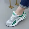 Zapatos Deportivos de Malla 2026 Transpirables Estilo Coreano Zapatos para Correr para Parejas Hombres y Mujeres Zapatos para Papá Nuevo Suela Suave Zapatos Fly-Knit Venta al por Mayor