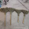 Escoba de bambú natural anudada a mano ramas y tallos de bambú seleccionados fuerte y duradera adecuada para hogares fábricas patios, etc.