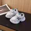 Sapatos de malha infantis, tênis novos de verão com luzes para meninos, sapatos dad respiráveis da moda para meninas, sapatos casuais de um só furo