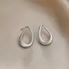 Brincos de Metal Estilo Europeu e Americano Transfronteiriço Agulha de Prata Torcidos Vazados Gota d'Água Brincos Estilo Frio Leve Luxo Sensação de Alta Qualidade Ornamentos de Orelha para Mulheres