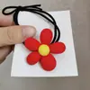 Jackson Yi enviou a você um pequeno elástico de cabelo de flor vermelha elástico de flor vermelha filme em torno do adereço de cabeça festivo de casamento