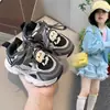 Sapatos de bebê sapatos de pai 2026 outono novo modelo malha respirável sapatos esportivos infantis sola macia versátil tênis de corrida para meninos