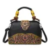 Bolsa Tote Estilo Europeu e Americano Couro Esculpido Estampado Bolsa de Ombro Feminina Texturizada Casual Estilo Nacional para o Trabalho Bolsa de Grande Capacidade para Mulheres