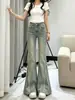 Calça jeans flare estilo americano de cor clara para mulheres, novo modelo 2026 de cintura alta, modelador e que valoriza a silhueta, adequado para baixinhas, com barra desfiada