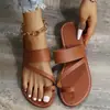 Sandálias Romanas Planas para Mulheres Verão 2023 Novas Cor Sólida Bico Redondo Slip-On Casuais Tamanho Grande Chinelos de Exterior Transfronteiriços