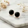 Conjunto de joias com pingente de flor em camadas de cinco pétalas vazada em formato de cruz com fecho de argola redondo preto e corrente