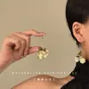 Nuevos Pendientes Dorados con Flores de Lujo de Gama Alta Moda Individualistas Minoritarios Pendientes de Aro Exagerados Dulce Temperamento Joyería para Orejas