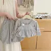 Nuevo conjunto de tres piezas de otoño estilo coreano para niñas: top de manga larga, vestido chaleco lindo con estampado floral y pantalones de abuela de lunares