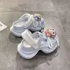 Zuecos de Muñeca de Dibujos Animados Lindos para Mujer 2025 Primavera/Verano Nuevo Estilo Moda Petite Exterior Doble Uso Plataforma Zapatillas de Suela Gruesa