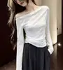 Camiseta feminina de manga longa com ombro a ombro e decote assimétrico estilo coreano, top fino de verão com proteção solar, slim fit e que valoriza a silhueta.
