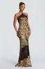 Vestido de Noche Largo Sirena con Estampado de Leopardo Marrón Retro, Escote Halter con Ribete de Encaje Negro y Parches de Encaje