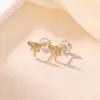 Brincos Yiluyin em Prata Esterlina S925 Banhados a Ouro Folha Libélula Trevo de Quatro Folhas, Luxo Leve, Requintado, Nicho, Versátil, Brincos para o Dia a Dia