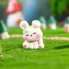 Ornamento de resina de paisagem em miniatura, adorável figura de coelho de desenho animado com a cabeça inclinada, acessório decorativo para mesa e carro