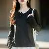 Camiseta de manga larga para mujer con cuello redondo, encaje bordado tridimensional, en color blanco roto, con un delicado diseño de punto de ganchillo, perfecta como capa interior suave y elegante o top base.