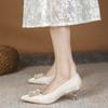 Zapatos de moda de punta para dama de honor boda 2023 Invierno nuevos tacones altos de aguja de punta de satén para mujer