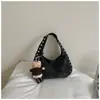 Bolso tipo dumpling de cuero suave tachonado estilo biker de nicho coreano para mujer, nuevo modelo 2026, bolso de hombro y axila de gran capacidad para el día a día