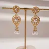 Pendientes Colgantes con Borla de Flor Hueca de Perla de Imitación Europeos y Americanos, Pendientes Retro de Palacio de Estilo Nicho de Gama Alta para Mujer