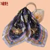 Bufanda Cuadrada Nueva Estilo para Mujer de 70 cm con Dulce Estampado Floral y de Mariposas, Bufanda de Seda, Chifón Satinado, Fábrica Proveedora al por Mayor Bufanda