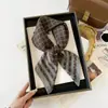 Pañuelo cuadrado marrón estilo Maillard para mujer, nuevo modelo otoño 2026, elegante y versátil, se puede usar como accesorio decorativo para el cabello o bufanda para el cuello, venta al por mayor