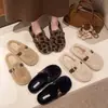 Pantuflas de algodón cerradas de felpa de alta gama sin cordones para mujer, adecuadas para usar en exteriores, nuevas pantuflas peludas de otoño e invierno 2026 para mujer