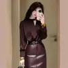 Un Conjunto Completo de Hermosa Ropa de Otoño, un Vestidito para una Hija Rica, un Traje de Top Marrón Elegante, Exquisito, Único y Hermoso