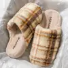 Pantuflas de algodón a cuadros para mujer, pantuflas de interior para otoño e invierno, punta cerrada, suela suave, simples, de alta gama, pantuflas de felpa cálidas para hombre.