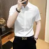 Camisa moderna de alta qualidade estilo europeu, estilosa e cool, camisa branca lisa de manga curta para outono, elástica, slim-fit, business casual, resistente a rugas e fácil de cuidar para homens