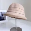 Ala elegante de cuero con bordes hacia arriba, sombrero de pescador para mujer, otoño e invierno, versátil, casual, temperamento, sombrero tipo cubo, protección contra el frío, calidez, sombrero de tela, moderno