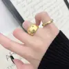 Anillo Ancho de Dedo Índice con Letra Plateada Vintage Desgastado para Mujer, Diseño de Nicho de Lujo Ligero con Sensación de Alta Gama, Nuevo Estilo de Moda 2026