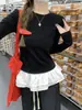 Foto real de camiseta doce de manga comprida com bloqueio de cores estilo coreano de outono, barra com babados, corte justo e valoriza a silhueta feminina 19574