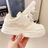Zapatos transpirables de piel para niña, nuevo modelo de otoño 2026, zapatillas infantiles, zapatos deportivos casuales, zapatos blancos para niña de suela suave