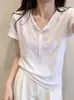 Camiseta blanca de manga corta estilo coreano, cuello en V semiabierto, para mujer, nuevo modelo de verano, corte casual holgado, top adelgazante A13258