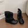 Calça com fivela de cinto 2026 novo estilo de botas para mulheres, com design interno que aumenta a altura, estilo motociclista retrô, cano curto, plissada e sola grossa