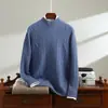 Suéter masculino de cashmere com gola alta, novo estilo outono/inverno 2026, corte solto, com padrão trançado de espiga de trigo e mangas compridas
