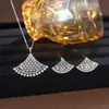 Conjunto de colar e brincos em zircônia e pérola em formato de leque de luxo para mulheres, acessório de vestido de noiva estilo europeu e americano com toque de alta qualidade